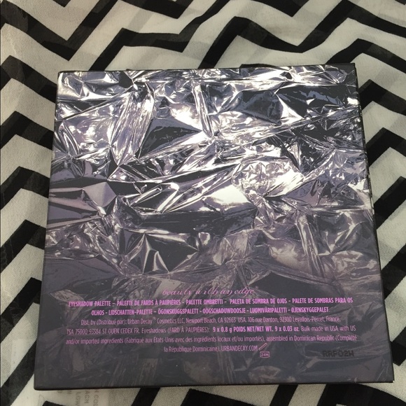 Urban Decay Troublemaker Eyeshadow Palette - Picture 2 of 4